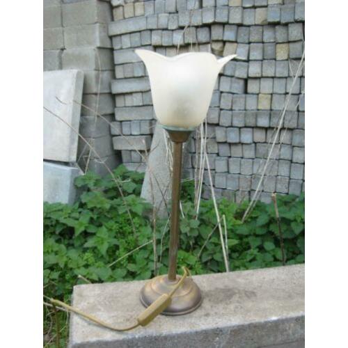 Lampje met glazen bloem-kap hoogte 37,5 cm breedte 14 cm