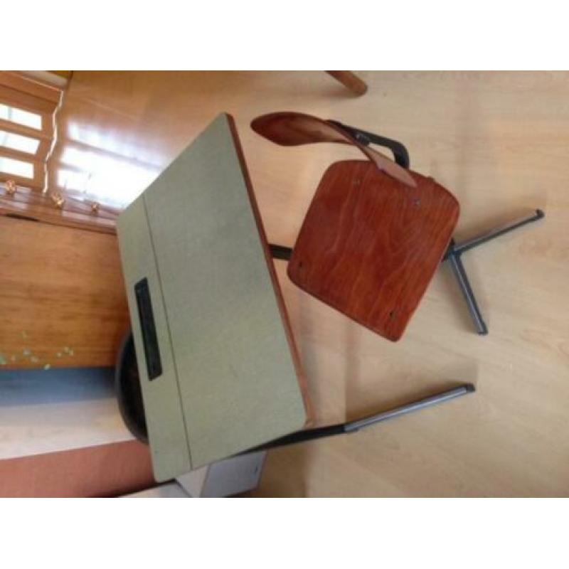 Vintage schooltafeltje en stoeltje
