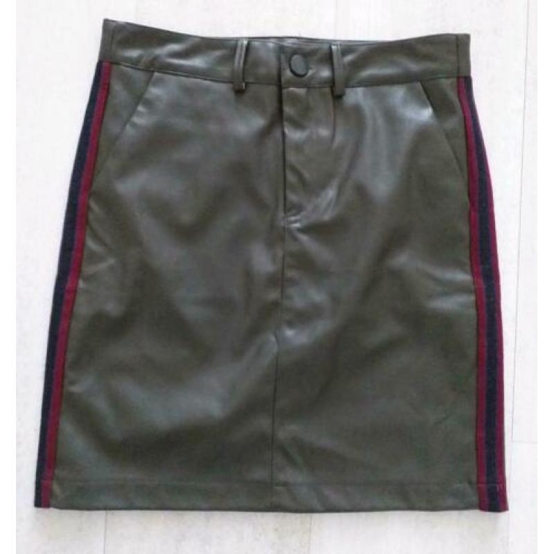 Leuke lederlook groen rok met strepen a/d zijkant mt 36