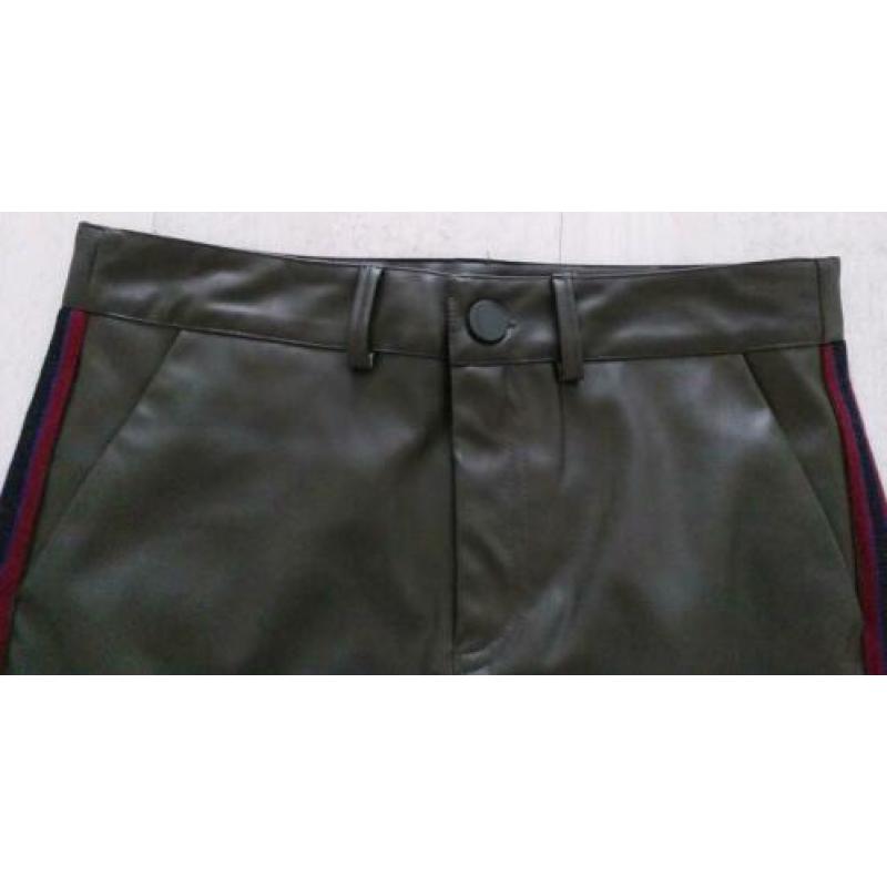 Leuke lederlook groen rok met strepen a/d zijkant mt 36