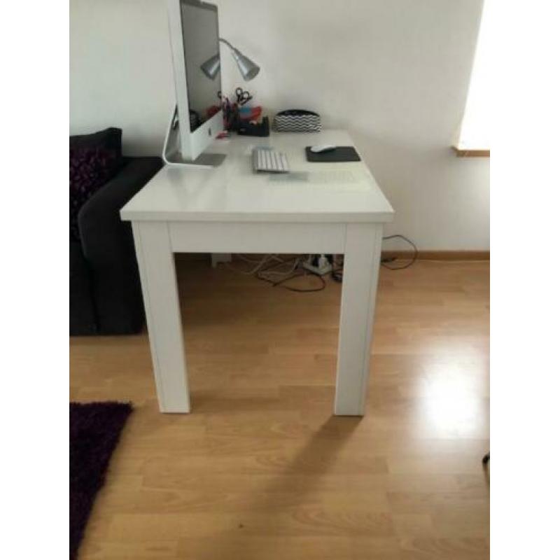 Bureau wit hout