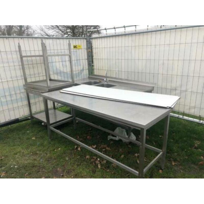 grootkeuken o.a. werktafels, fornuis, koeling en spoelbak