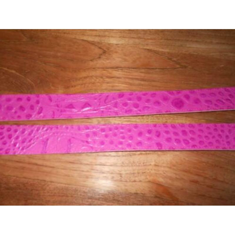 Lederen riem fuchsia / roze met een reliëf print 80 NIEUW
