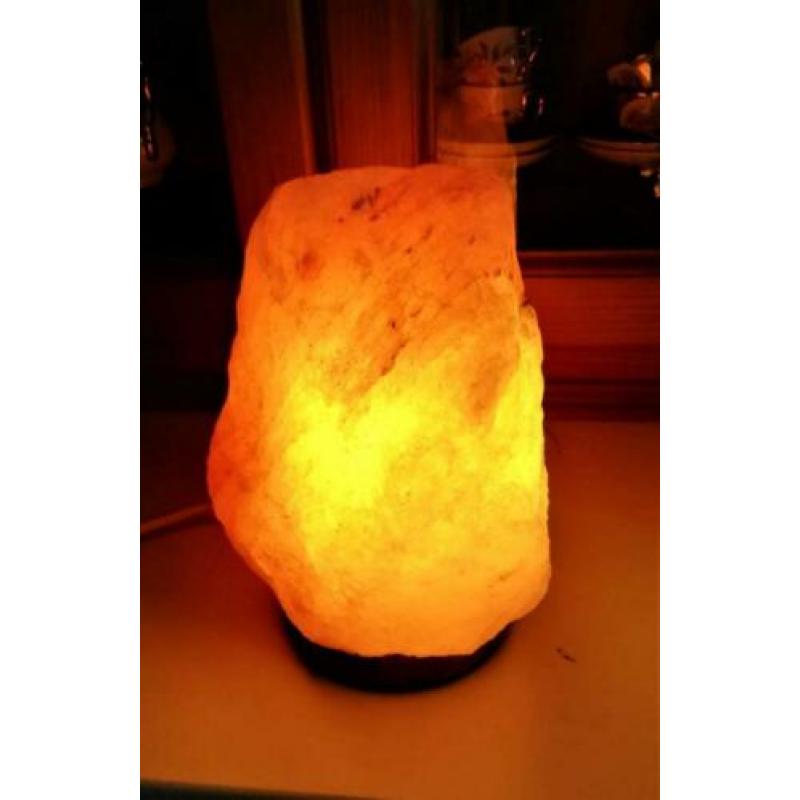 Zoutlamp Himalaya op houten voet mineraal gewicht 3 kg