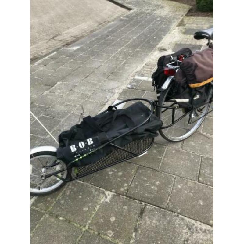 Toerfiets met BOB-aanhanger en AGU fietstassen