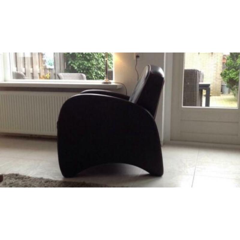 Lederen fauteuil bruin. € 50.00