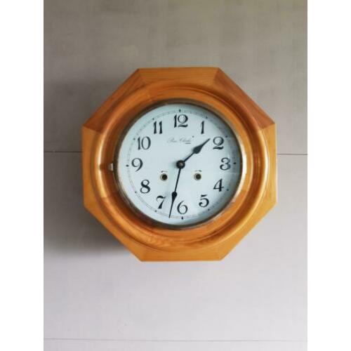 Grenen schoolklok. Klok. Pubklok. Pine clock