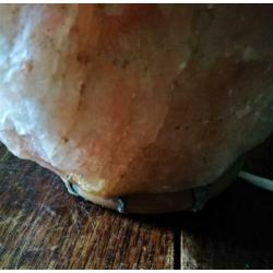 Zoutlamp Himalaya op houten voet mineraal gewicht 3 kg
