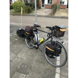 Toerfiets met BOB-aanhanger en AGU fietstassen
