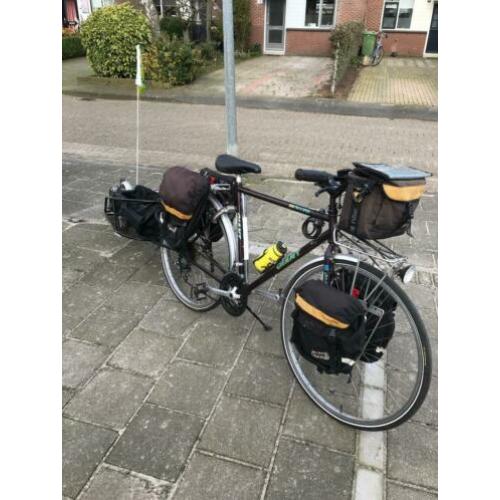 Toerfiets met BOB-aanhanger en AGU fietstassen