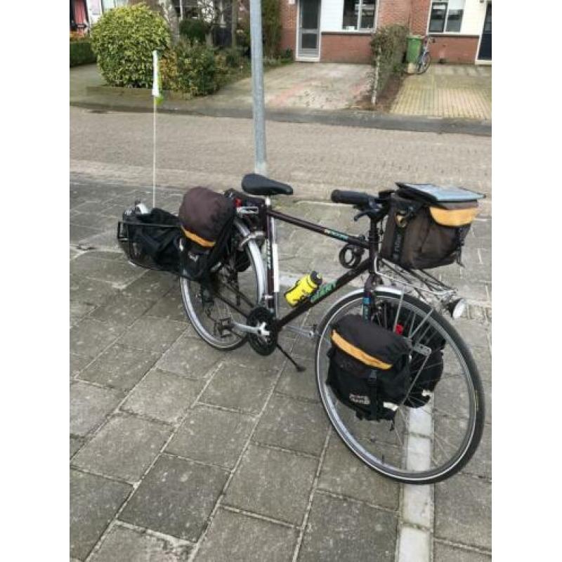 Toerfiets met BOB-aanhanger en AGU fietstassen