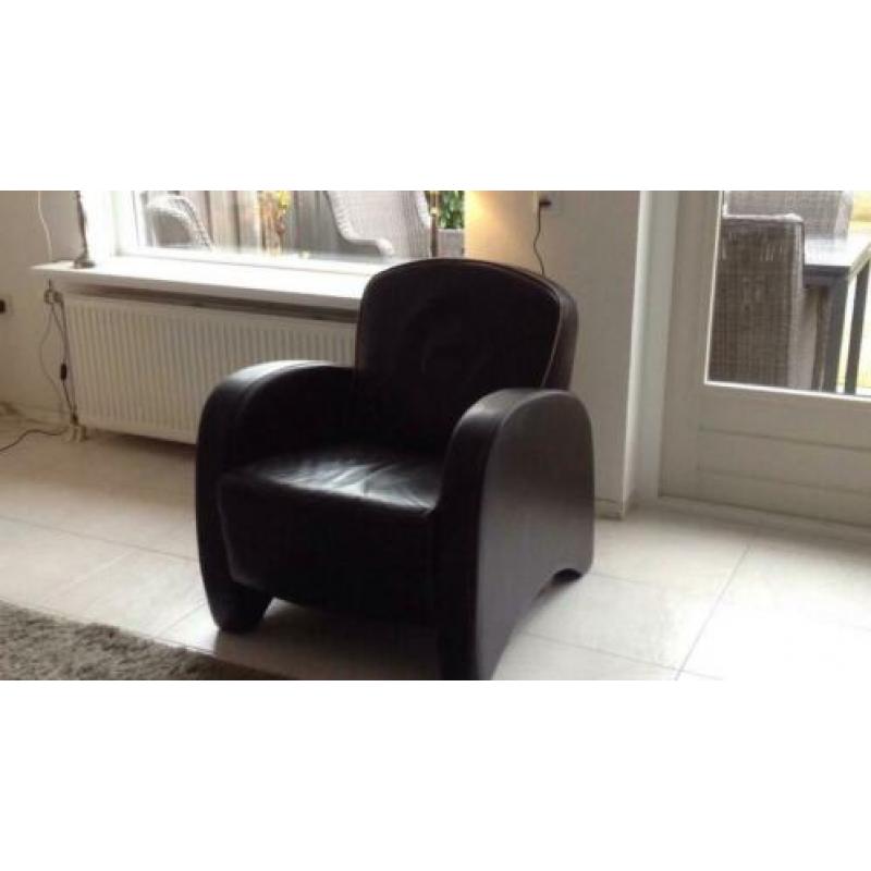 Lederen fauteuil bruin. € 50.00
