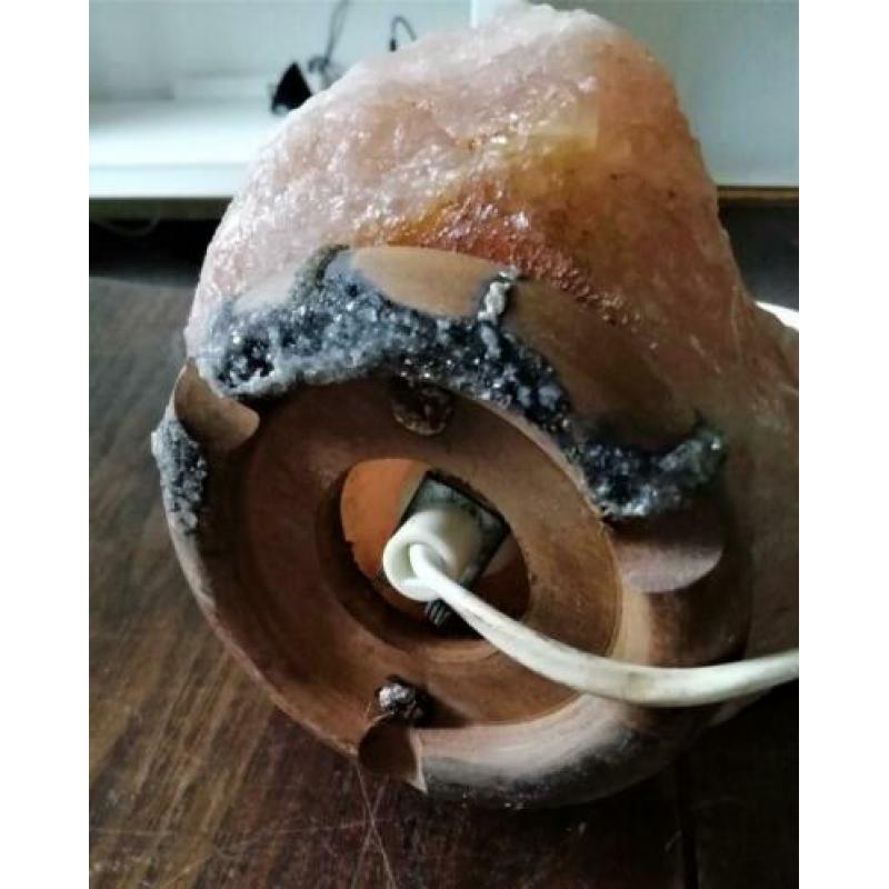 Zoutlamp Himalaya op houten voet mineraal gewicht 3 kg