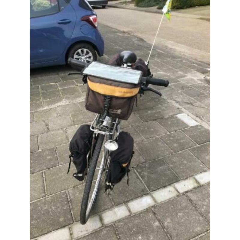 Toerfiets met BOB-aanhanger en AGU fietstassen