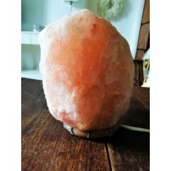 Zoutlamp Himalaya op houten voet mineraal gewicht 3 kg