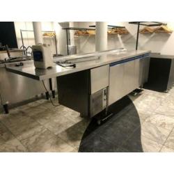 grootkeuken o.a. werktafels, fornuis, koeling en spoelbak