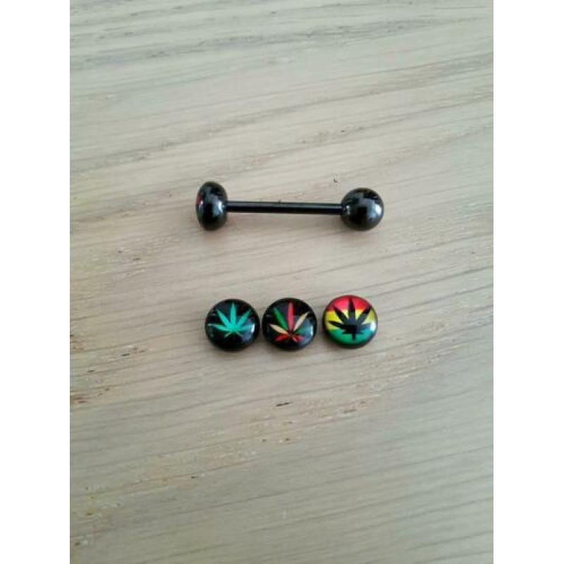 Nieuwe tongpiercings. Dierenprint.