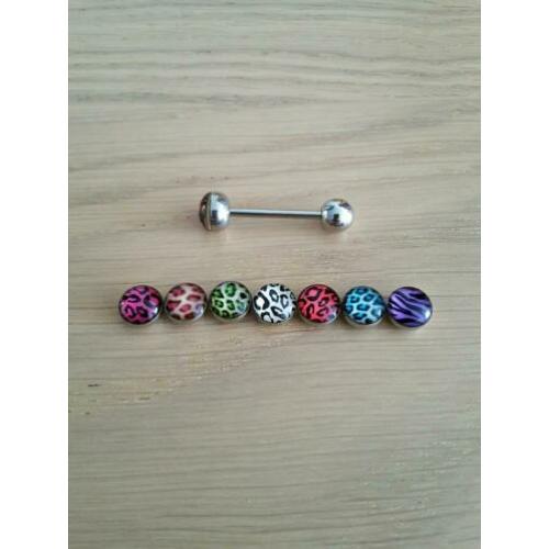 Nieuwe tongpiercings. Dierenprint.