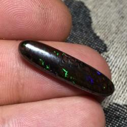 9,36 cts - Koroit boulder opal, cabochon. OPAAL
