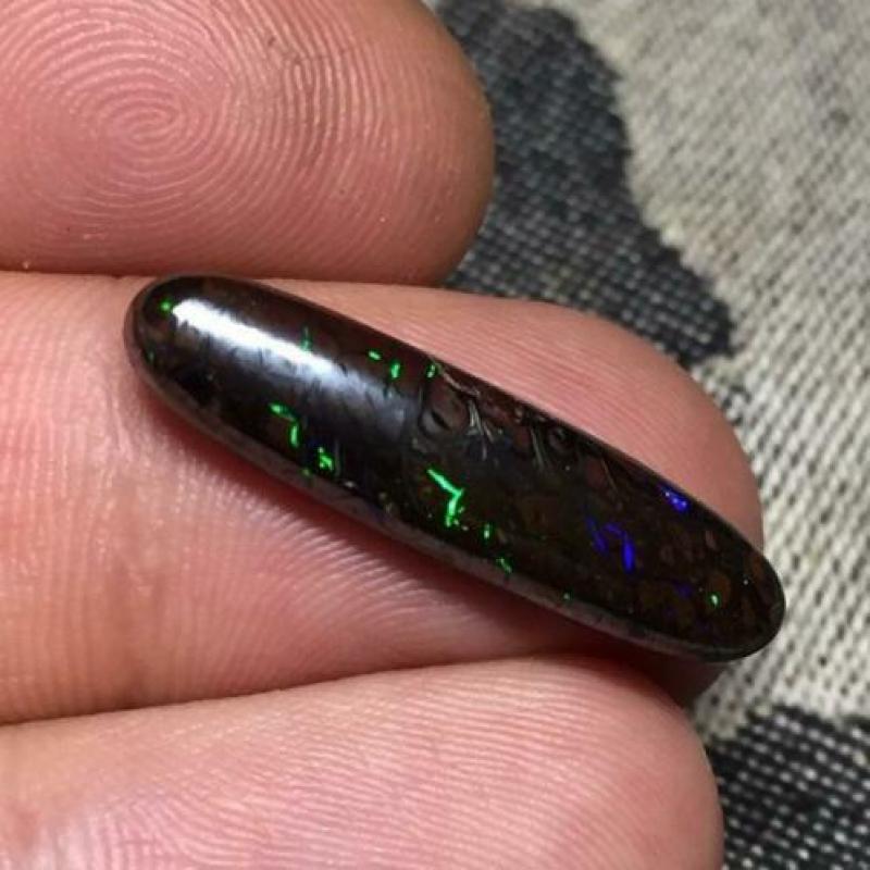 9,36 cts - Koroit boulder opal, cabochon. OPAAL
