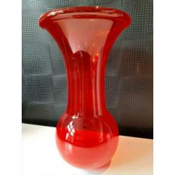 Grote rode vaas mooie vormgeving 47cm hoog !