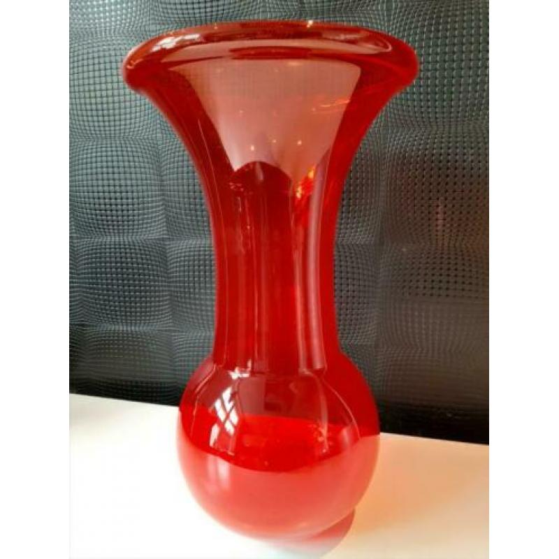 Grote rode vaas mooie vormgeving 47cm hoog !