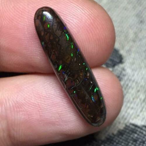 9,36 cts - Koroit boulder opal, cabochon. OPAAL