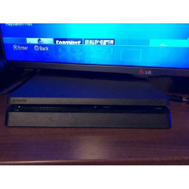 PlayStation 4 incl controller, games, tv, headset en ps plus