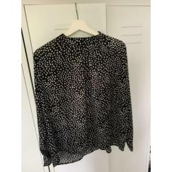 Sparkz blouse met witte stippen. Maat M