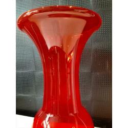 Grote rode vaas mooie vormgeving 47cm hoog !
