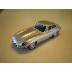 Malibu 1/64 Jaguar E type.