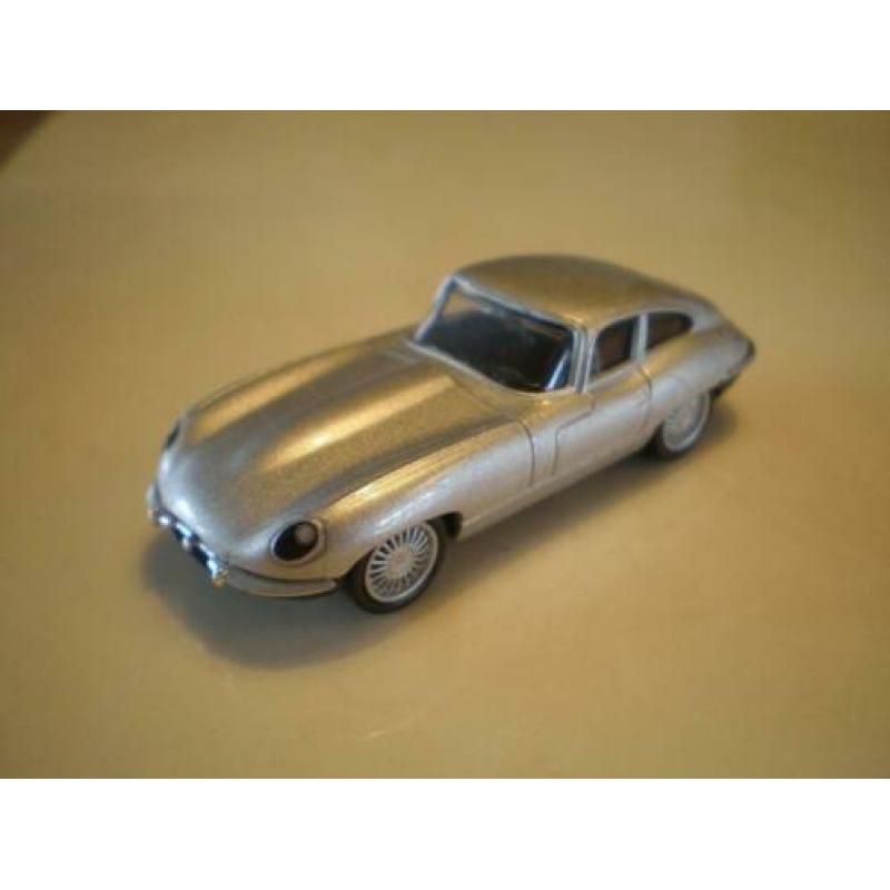 Malibu 1/64 Jaguar E type.