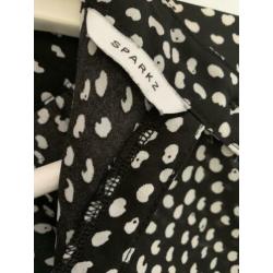Sparkz blouse met witte stippen. Maat M