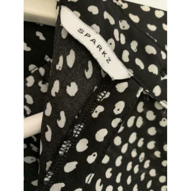 Sparkz blouse met witte stippen. Maat M