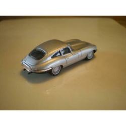 Malibu 1/64 Jaguar E type.
