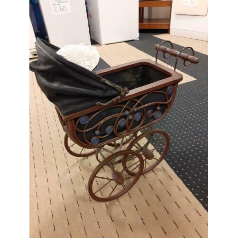 Antieke kinderwagen met pop