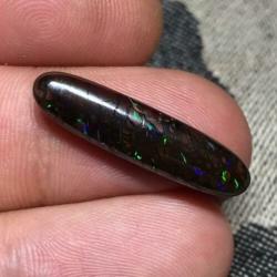 9,36 cts - Koroit boulder opal, cabochon. OPAAL