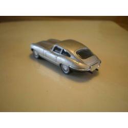 Malibu 1/64 Jaguar E type.
