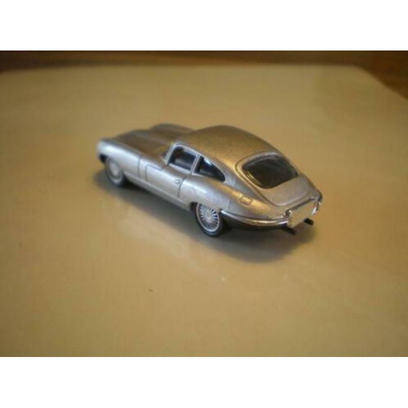 Malibu 1/64 Jaguar E type.