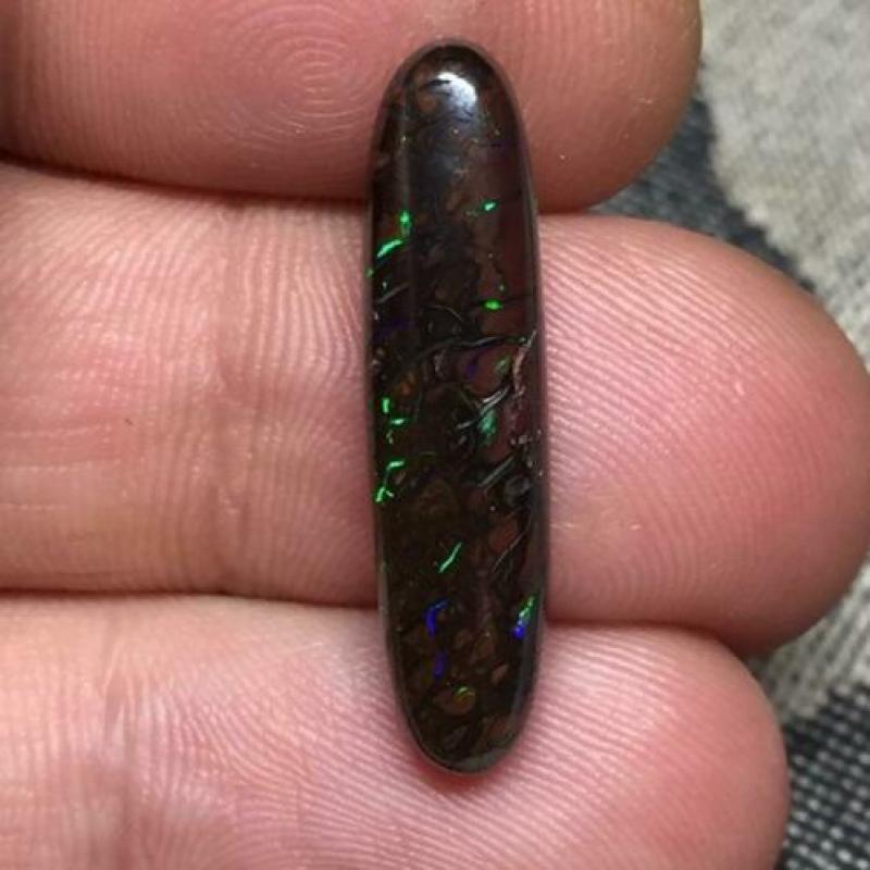 9,36 cts - Koroit boulder opal, cabochon. OPAAL