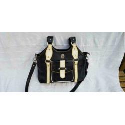 E689 STALLION LEDERWARE zwart met creme schoudertas
