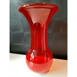 Grote rode vaas mooie vormgeving 47cm hoog !