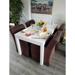 Gratis 4 eetkamer stoelen met wieltjes