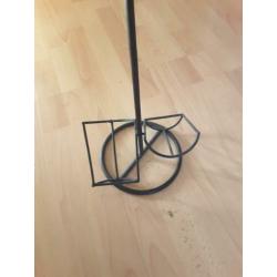 Stalen wijnrek met houten handvat