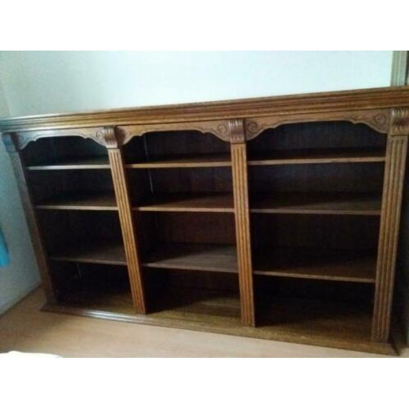 Antieke houten kast
