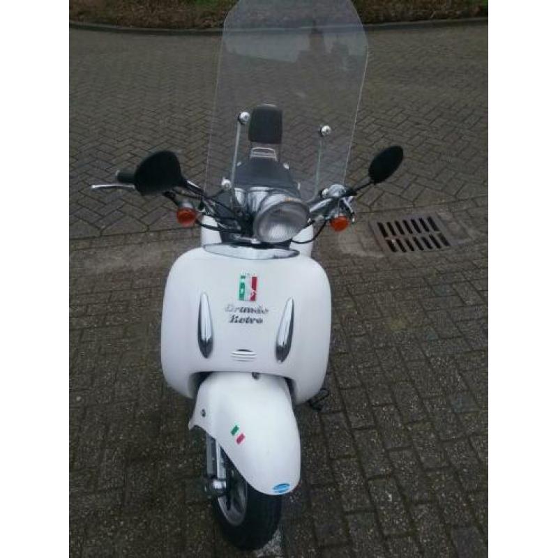 Zeer goedrijdende retro scooter 4 takt