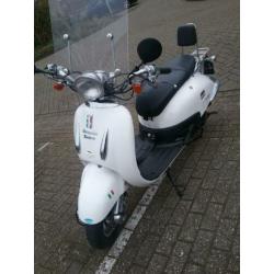 Zeer goedrijdende retro scooter 4 takt