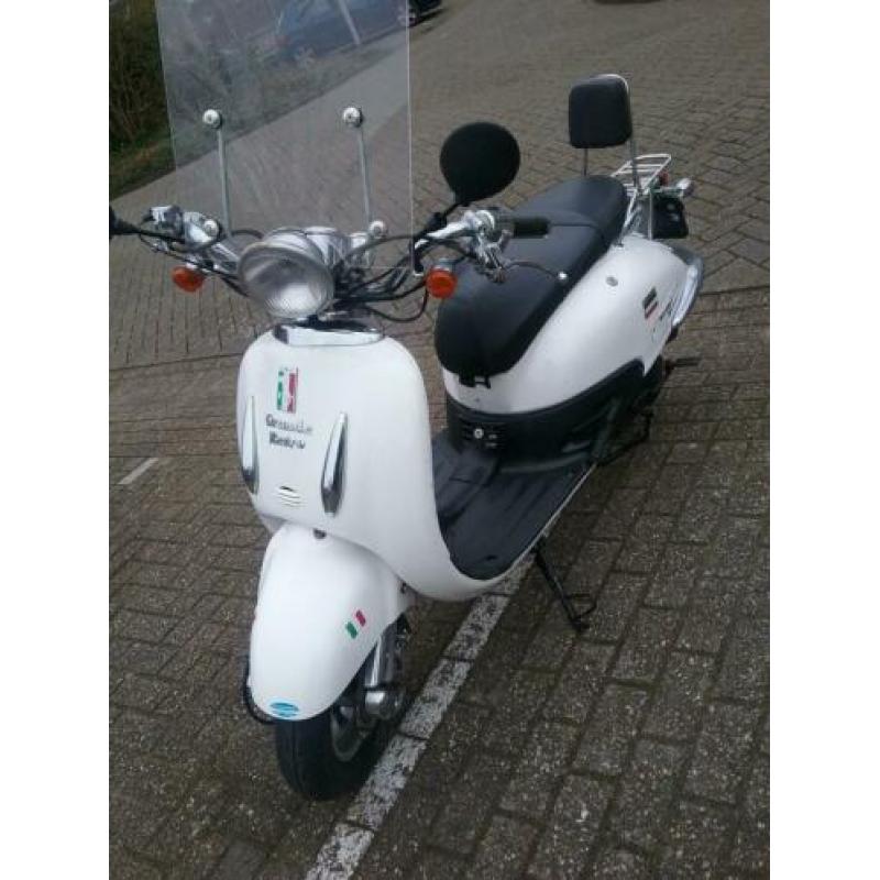Zeer goedrijdende retro scooter 4 takt