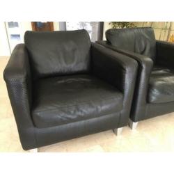 2 Machalke fauteuils van zwart gevlochten leer.