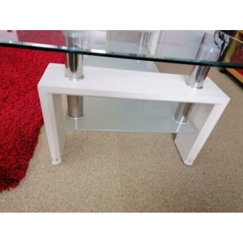 Salon tafel. 1 helder en 1 mat glazen blad. Wit en chrome.